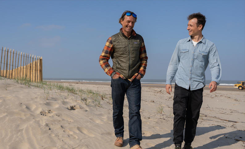 Hugo Clément creuse le mystère du sable de nos plages dans « Sur le front »